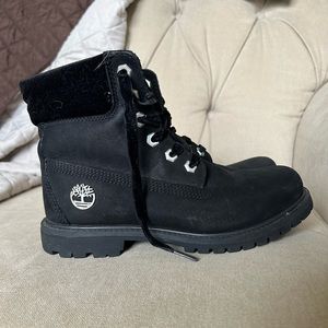 Black timberland boots with velvet shoelaces